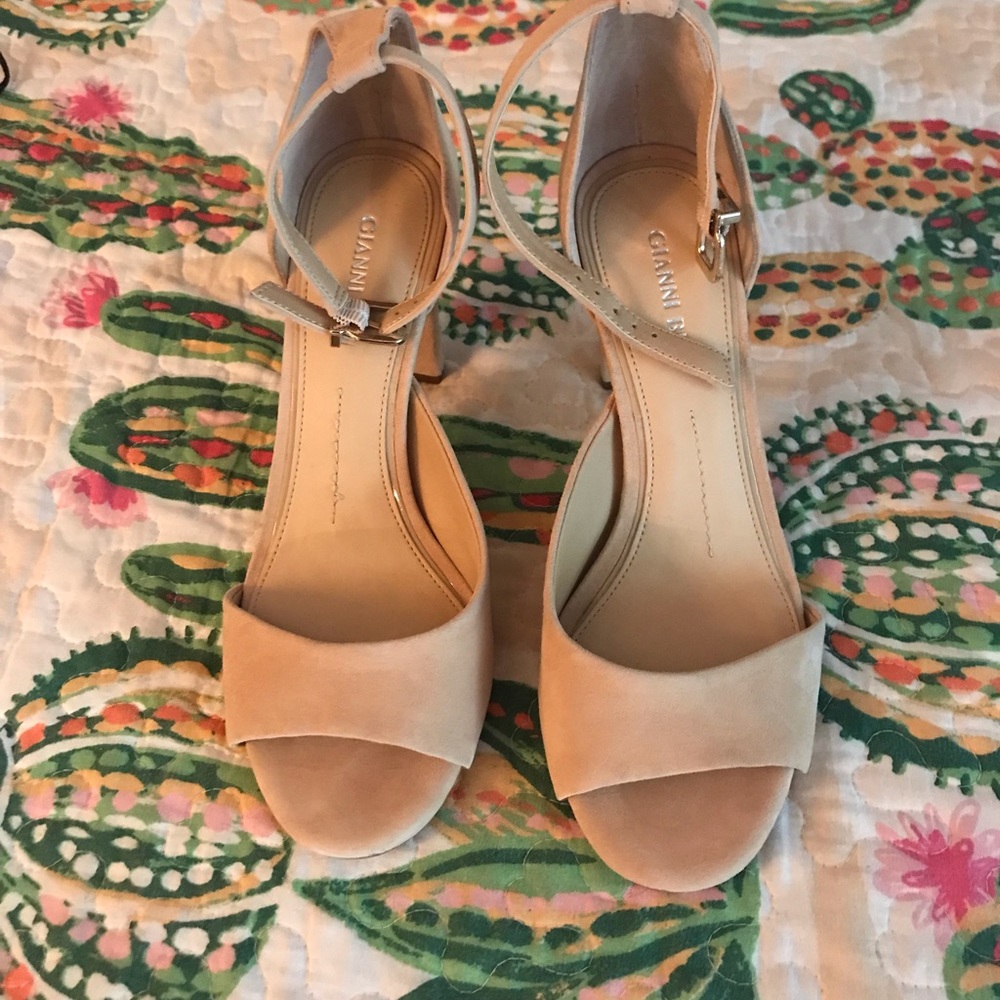 Gianni Bini nude chunky heels